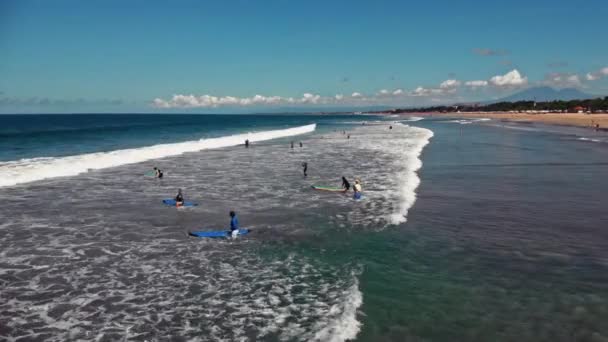 Vlieg over het strand met een prachtig uitzicht op de oceaan — Stockvideo