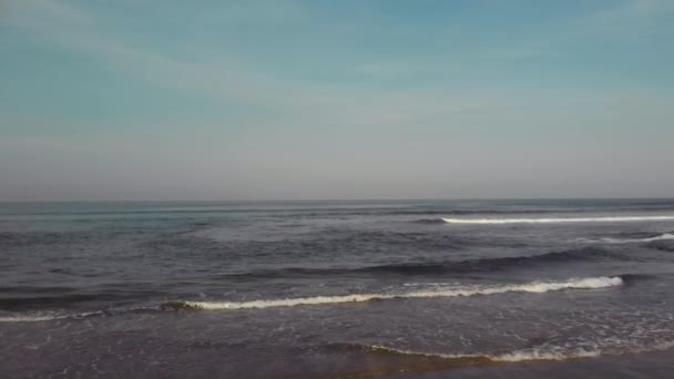 Muhteşem okyanus manzarasıyla plajın üzerinden uç. — Stok video