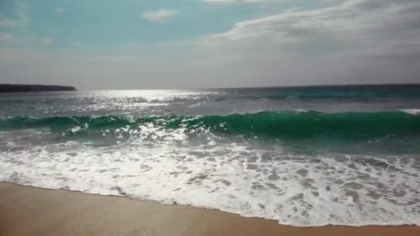 Volar sobre la playa con impresionantes vistas al mar — Vídeo de stock