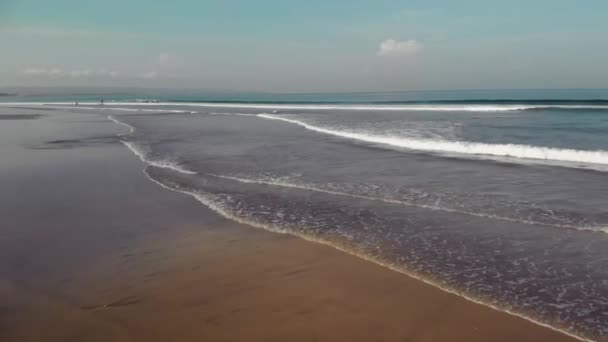 Fliegen Sie über den Strand mit atemberaubendem Meerblick — Stockvideo