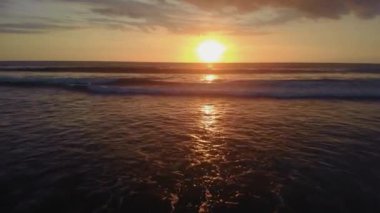 Gün batımında Bali Endonezya 'daki Hint Okyanusu' na bakan uçuş..