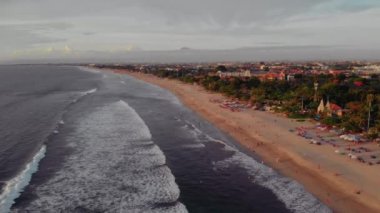 Gün batımında Bali Endonezya 'daki Hint Okyanusu' na bakan uçuş..