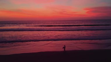 Gün batımında Bali Endonezya 'daki Hint Okyanusu' na bakan uçuş..