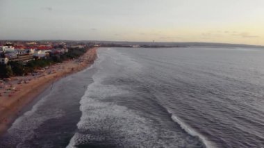 Gün batımında Bali Endonezya 'daki Hint Okyanusu' na bakan uçuş..