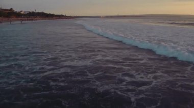 Gün batımında Bali Endonezya 'daki Hint Okyanusu' na bakan uçuş..
