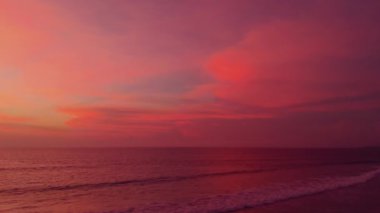 Gün batımında Bali Endonezya 'daki Hint Okyanusu' na bakan uçuş..