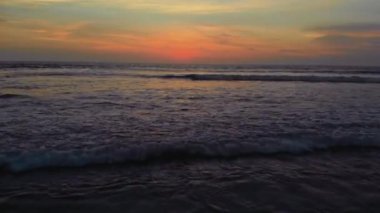 Gün batımında Bali Endonezya 'daki Hint Okyanusu' na bakan uçuş..