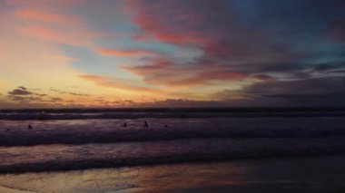 Gün batımında Bali Endonezya 'daki Hint Okyanusu' na bakan uçuş..