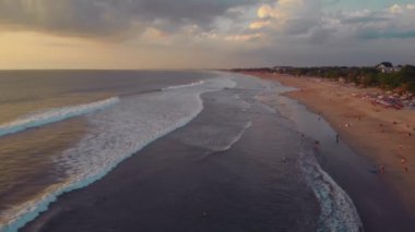Gün batımında Bali Endonezya 'daki Hint Okyanusu' na bakan uçuş..