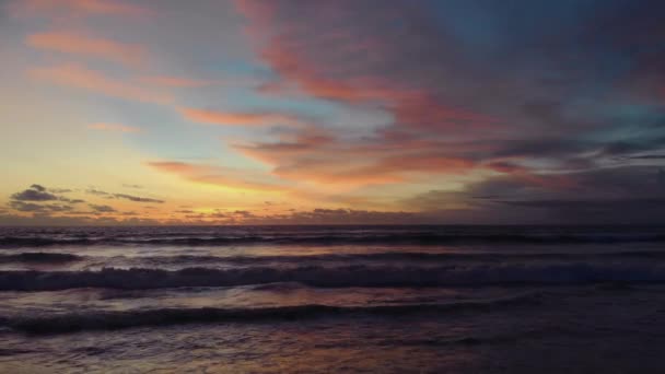 Vol au coucher du soleil avec vue sur l'océan Indien à Bali Indonésie. — Video