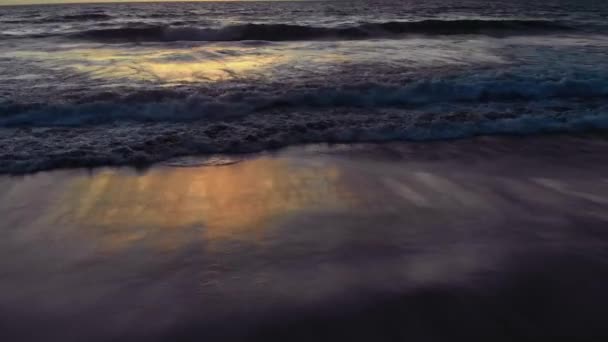 Vol au coucher du soleil avec vue sur l'océan Indien à Bali Indonésie. — Video