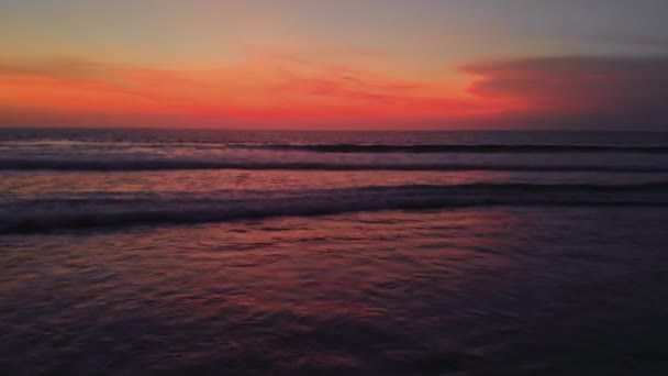 Gün batımında Bali Endonezya 'daki Hint Okyanusu' na bakan uçuş.. — Stok video