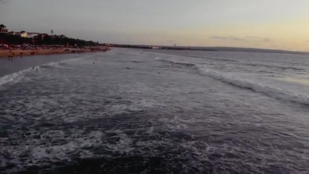 Flug bei Sonnenuntergang über dem Indischen Ozean auf Bali Indonesien. — Stockvideo