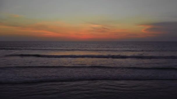 Vol au coucher du soleil avec vue sur l'océan Indien à Bali Indonésie. — Video