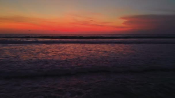 Flug bei Sonnenuntergang über dem Indischen Ozean auf Bali Indonesien. — Stockvideo