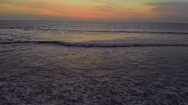 Vol au coucher du soleil avec vue sur l'océan Indien à Bali Indonésie. — Video