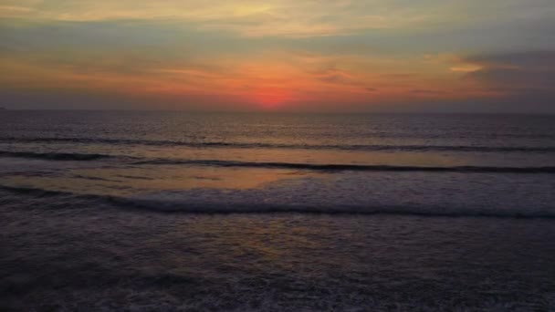 Vol au coucher du soleil avec vue sur l'océan Indien à Bali Indonésie. — Video