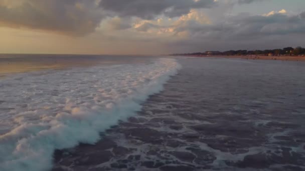 Gün batımında Bali Endonezya 'daki Hint Okyanusu' na bakan uçuş.. — Stok video