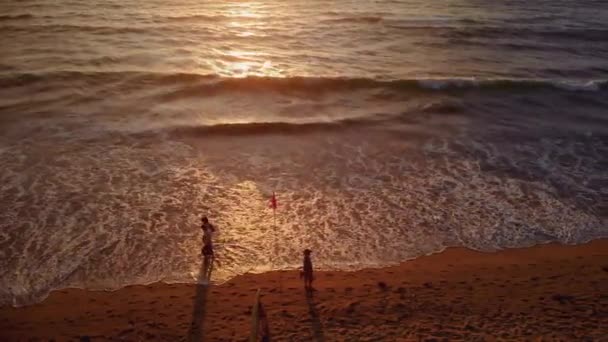 Flyg vid solnedgången med utsikt över Indiska oceanen i Bali Indonesien. — Stockvideo