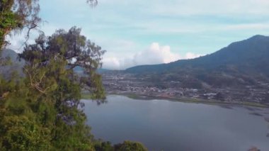 Tamblingan ve Beratan 'ın kutsal göllerine bakan uçuş Bali adasındaki Çatur volkanı kraterinin yüksek dağlarında yer almaktadır..