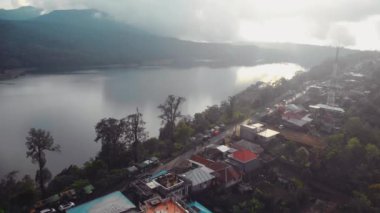 Tamblingan ve Beratan 'ın kutsal göllerine bakan uçuş Bali adasındaki Çatur volkanı kraterinin yüksek dağlarında yer almaktadır..