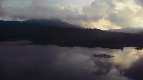 Volo che domina i laghi sacri di Tamblingan e Beratan situato in alto tra le montagne nel cratere del vulcano Chatur sull'isola di Bali. — Video Stock