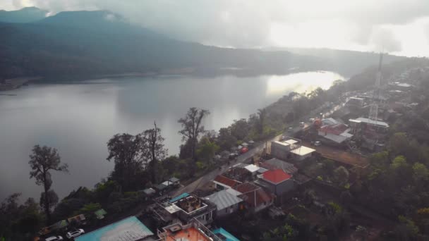 Flug über die heiligen Seen von Tamblingan und Beratan hoch in den Bergen im Krater des Vulkans Chatur auf der Insel Bali. — Stockvideo