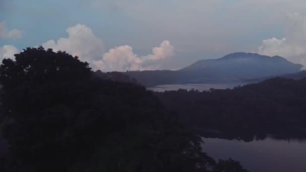 Vlucht met uitzicht op de heilige meren van Tamblingan en Beratan hoog in de bergen in de krater van de Chatur vulkaan op het eiland Bali. — Stockvideo