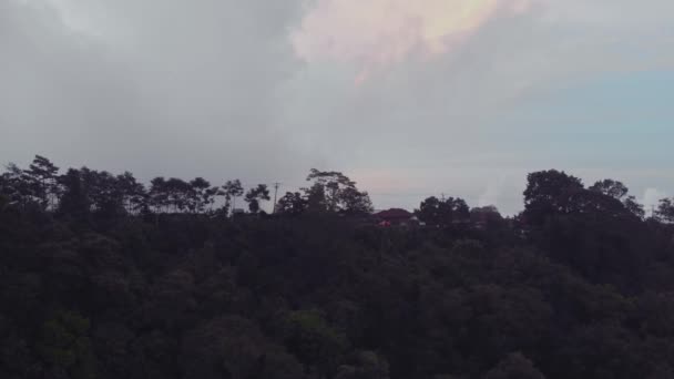 Vuelo con vistas a los lagos sagrados de Tamblingan y Beratán situado en lo alto de las montañas en el cráter del volcán Chatur en la isla de Bali. — Vídeos de Stock