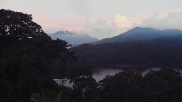 Vuelo con vistas a los lagos sagrados de Tamblingan y Beratán situado en lo alto de las montañas en el cráter del volcán Chatur en la isla de Bali. — Vídeos de Stock