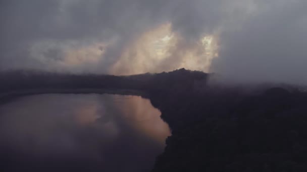 バリ島のチャトール火山の火口にある山の中にあるタンブリン湖とベラタン湖を見下ろすフライト. — ストック動画