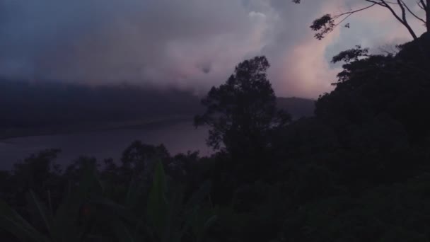 Vlucht met uitzicht op de heilige meren van Tamblingan en Beratan hoog in de bergen in de krater van de Chatur vulkaan op het eiland Bali. — Stockvideo