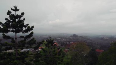 Bali dağlarındaki vadilerin üzerinden uç..