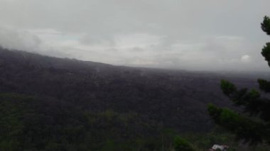 Bali dağlarındaki vadilerin üzerinden uç..