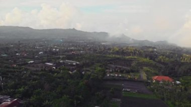 Bali dağlarındaki vadilerin üzerinden uç..