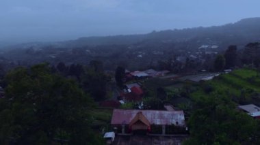 Bali dağlarındaki vadilerin üzerinden uç..