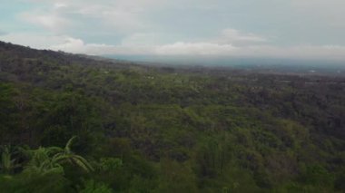 Bali dağlarındaki vadilerin üzerinden uç..