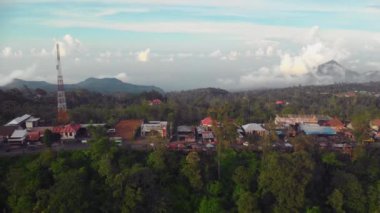 Bali dağlarındaki vadilerin üzerinden uç..