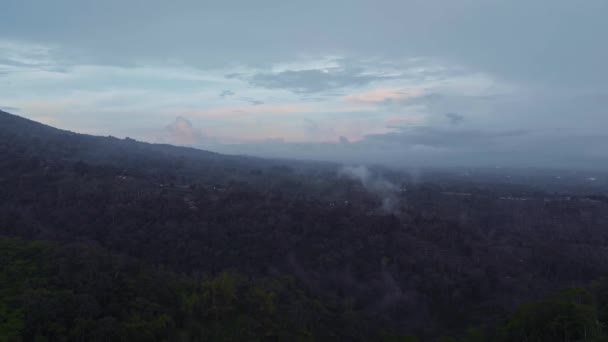 Volo sulle gole tra le montagne di Bali. — Video Stock