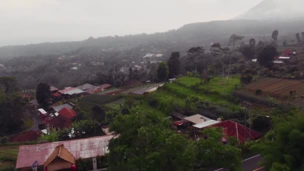 Survol des gorges dans les montagnes de Bali. — Video