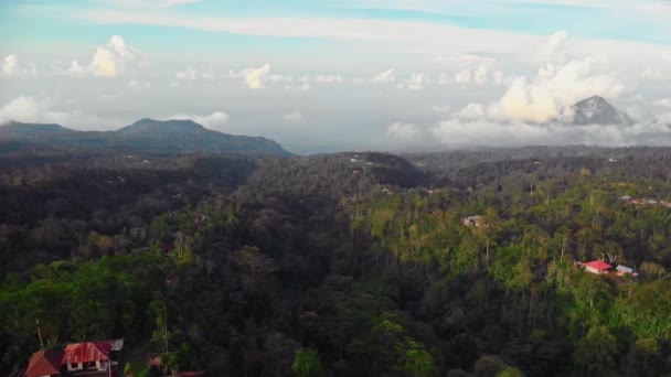 Volo sulle gole tra le montagne di Bali. — Video Stock