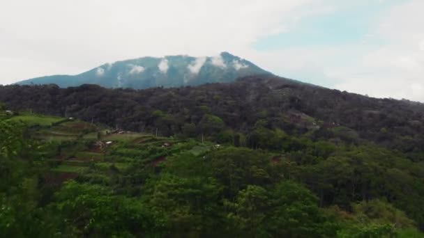 Voo sobre os desfiladeiros nas montanhas de Bali. — Vídeo de Stock
