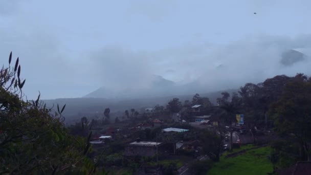 Vlucht over de kloven in de bergen van Bali. — Stockvideo