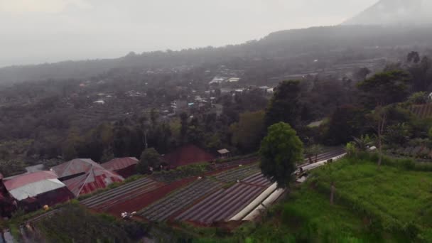 Vlucht over de kloven in de bergen van Bali. — Stockvideo