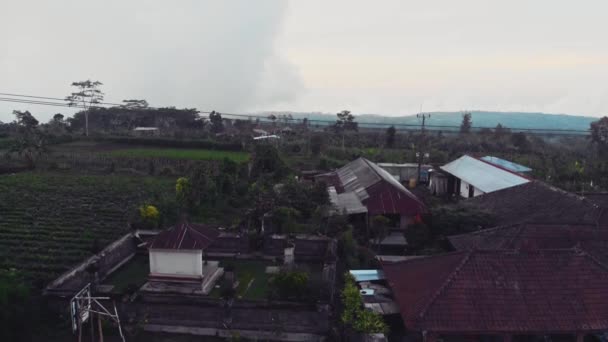 Volo sulle gole tra le montagne di Bali. — Video Stock
