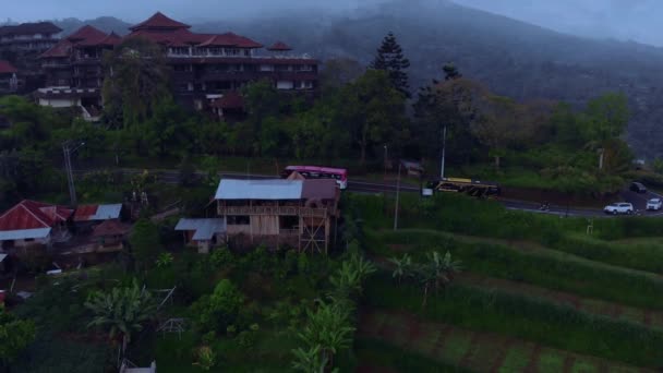 Survol des gorges dans les montagnes de Bali. — Video