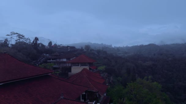 Flug über die Schluchten in den Bergen Balis. — Stockvideo