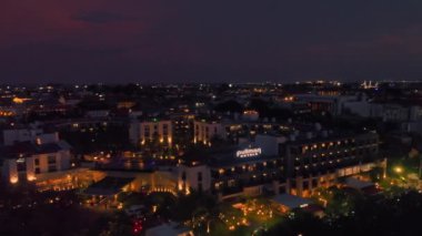 Endonezya 'nın Bali adasındaki Kuta şehrinde gece hava manzarası