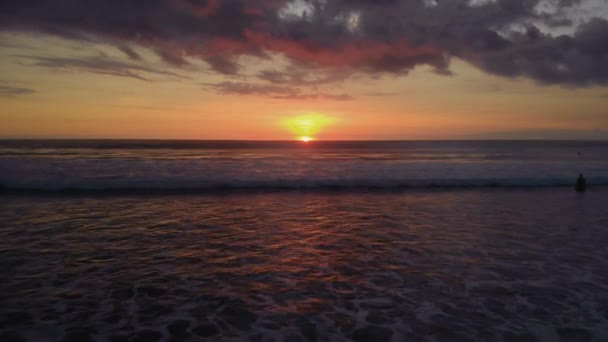 Flug bei Sonnenuntergang über dem Indischen Ozean auf Bali Indonesien. — Stockvideo