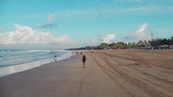 Bali Morning Runnig Hombre en Kuta — Vídeo de stock